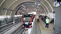 Suasan stasiun LRT TMII, Jakarta, Rabu (11/11/2020). Tes dilakukan mulai dari uji kelayakan hingga kebisingan. Ditargetkan LRT Jabodebek beroperasi pertengahan 2022. (Liputan6.com/Faizal Fanani)