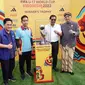 Ketua Umum PSSI, Erick Thohir (paling kiri) dan Walikota Solo, Gibran Rakabuming Raka (kedua dari kiri) saat mengikuti Trophy Experience FIFA World Cup U-17 2023 di Solo hari Minggu (05/11/2023). (Dokumentasi LOC Piala Dunia U-17 2023 Indonesia)