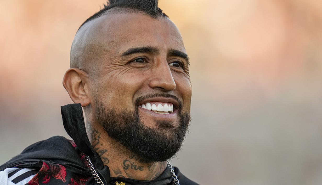 Arturo Vidal saat acara perkenalan sebagai pemain baru klub Liga Chile, Colo-Colo di Stadion Monumental David Arellano, Chili, Jumat (2/2/2024) WIB. (AP Photo/Esteban Felix)