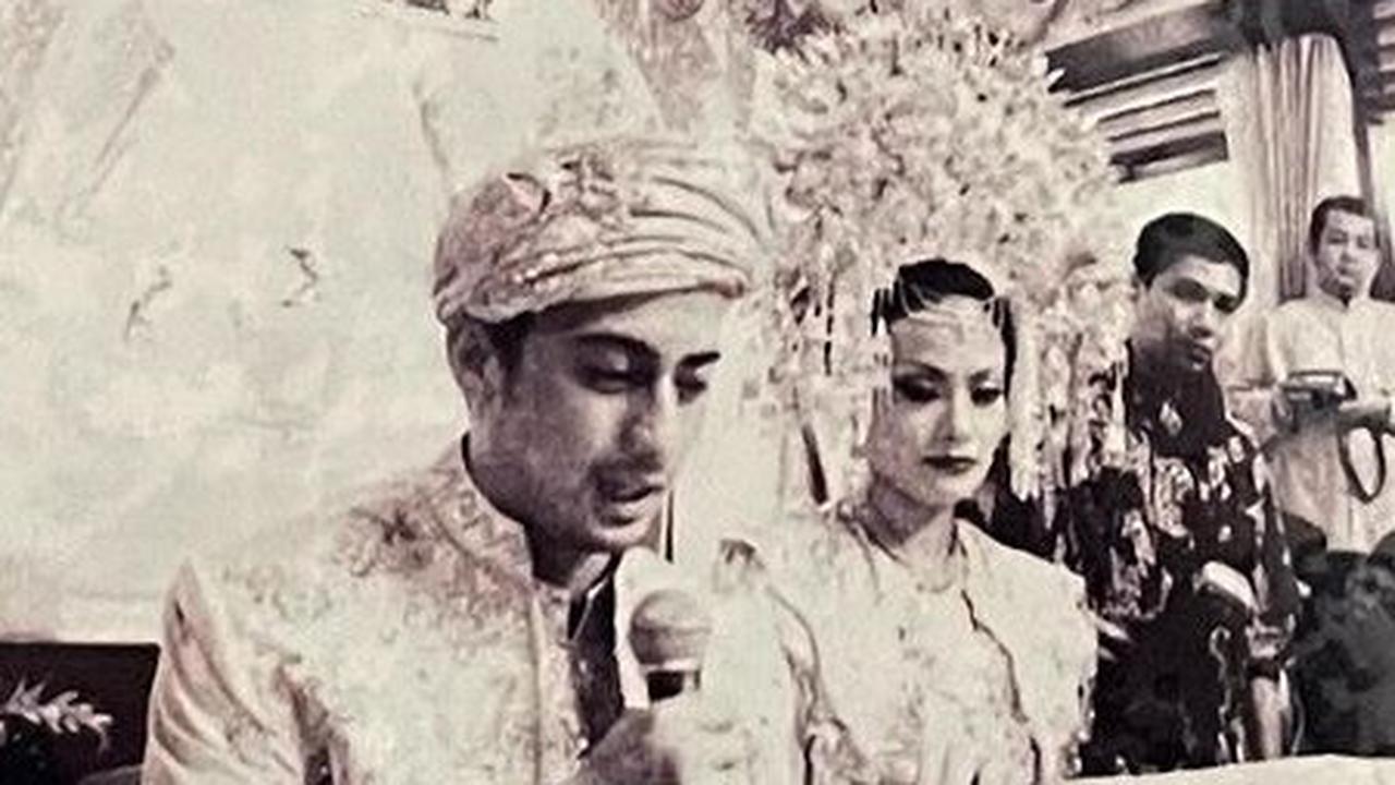 Ersa dan Otto melakukan ijab kabul dengan menggunakan adat Minangkabau. Tampak suntiang berukuran besar terpasang di kepala Ersa dalam momen sakral itu.