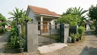 6 Model Gerbang Rumah Kecil di Kampung dengan Pilar Batu Alam yang Elegan dan Sederhana