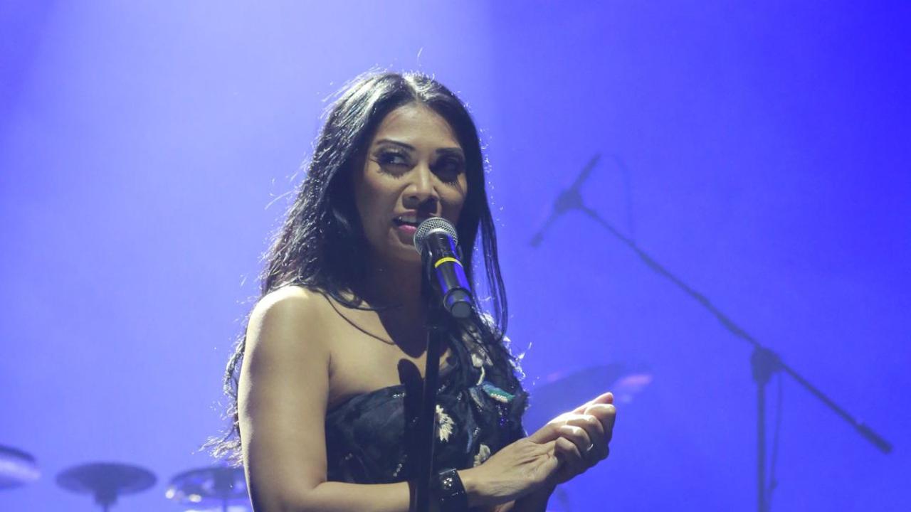 Tak hanya itu, Anggun C Sasmi juga tampil di panggung semalam membawakan lagunya sendiri berjudul Mimpi.