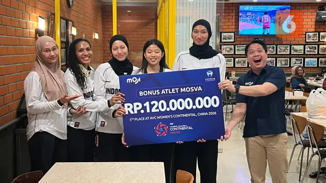 Direktur Moji dan Mosva, David Suwarto, memberikan bonus kepada Timnas Voli Putra Indonesia.