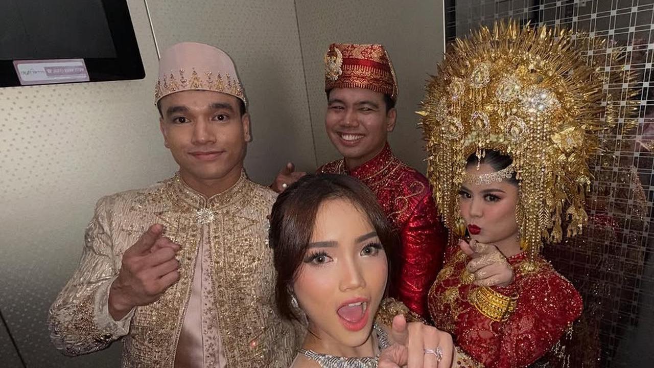 Fuji tampil menawan dalam kebaya modern bernuansa gold saat menghadiri resepsi pernikahan Frans Faisal dan Indah.