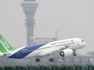 Pesawat penumpang jet C919 buatan China lepas landas pada penerbangan perdananya di Bandara Internasional Pudong, Shanghai, Jumat (5/5). Pesawat tersebut menandai masuknya industri penerbangan China ke dalam kancah internasional (AP Photo/Andy Wong, Pool)