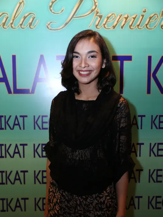 "Makanya ambil film harus satu selesai, baru ambil lainnya. Film Malaikat Kecil ini proses syutingnya setahun yang lalu, tahun 2014 syuting. Jauh sebelum film yang kemarin. Jadi sengaja jaga jarak ga terlalu deket," jelas Tika. (Nurwahyunan/Bintang.com)