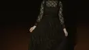 Dress hitam yang terlihat makin sempurna dengan efek see through dari material lace. [Foto: Instagram/ Bernadya]