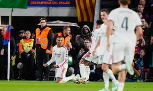 Pemain Real Madrid Kylian Mbappe (kiri) merayakan gol dalam laga El Clasico La Liga antara Barcelona vs Madrid di Barcelona, Spanyol, Minggu, 25 Oktober 2026. (AP Photo/Jose Breton)