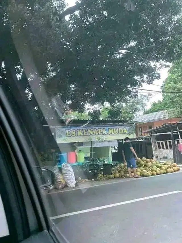 6 Tulisan Typo di Spanduk Jualan Ini Bikin Mikir Dua Kali