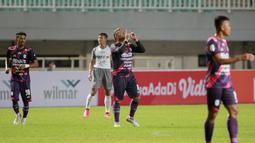 Pemain Rans Cilegon FC, Cristian Gonzales melakukan selebrasi usai mencetak gol ke gawang Persis Solo dalam matchday pertama Grup X Babak 8 Besar Liga 2 2021/2022 di Stadion Pakansari, Bogor, Rabu (15/12/2021). (Bola.com/M Iqbal Ichsan)