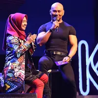 Presenter Deddy Corbuzier dan selebgram Ria Ricis tampil dalam acara XYZ Day 2018. Acara berlangsung di The Hall Senayan City, Jakarta Pusat, Rabu (25/4/2018). (Bambang E Ros/Bintang.com)
