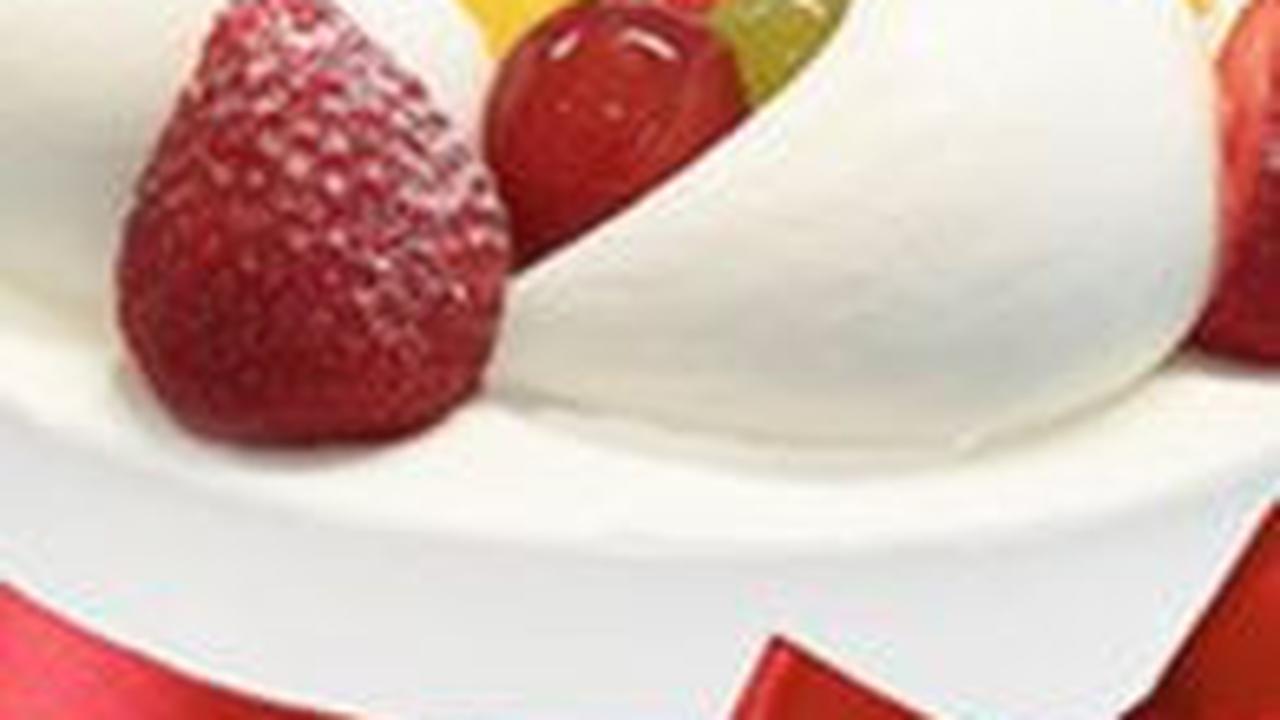 Fresh Cream Cake juga menjadi daya tarik utama di Paris Baguette. Fresh Cream Cake dengan vanilla sponge cake yang dijodohkan dengan fresh whipped cream yang sedang tren, memberikan sensasi segar dan tidak terlalu manis. Bagian ini memang menjadi hidangan