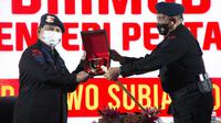 Menteri Pertahanan Prabowo Subianto dianugerahi gelar warga kehormatan Korps Brimob Polri. (Foto: Biro Humas Setjen Kemhan)