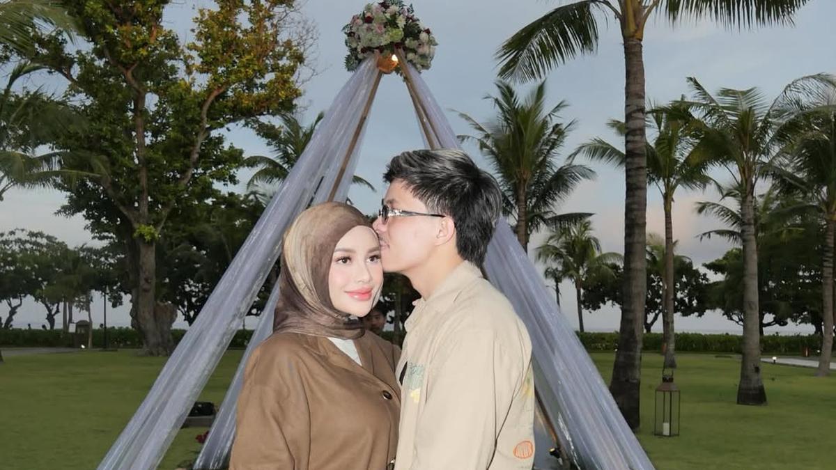 6 Gaya Aurel Hermansyah dan Atta Halilintar Rayakan 5 Tahun Menikah, Meriah Pakai Pesta Kembang Api