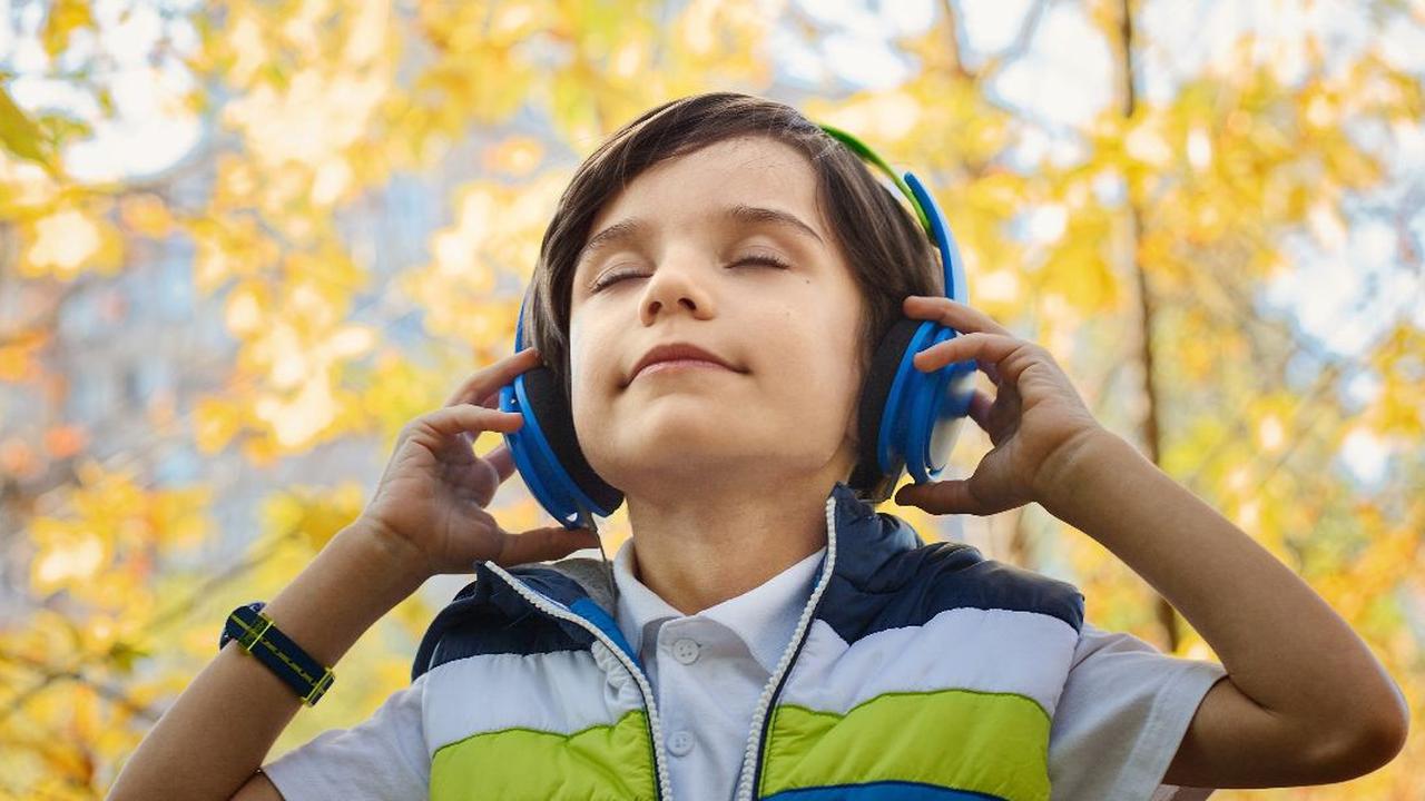 Generasi yang Berisiko Tuli Akibat Penggunaan Earphone Berlebihan