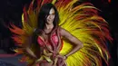Model asal Puerto Rico, Joan Smalls memperagakan lingerie di atas panggung Victoria’s Secret Fashion Show 2015 di New York City, Selasa (10/11). (AFP PHOTO/Jewel Samad)