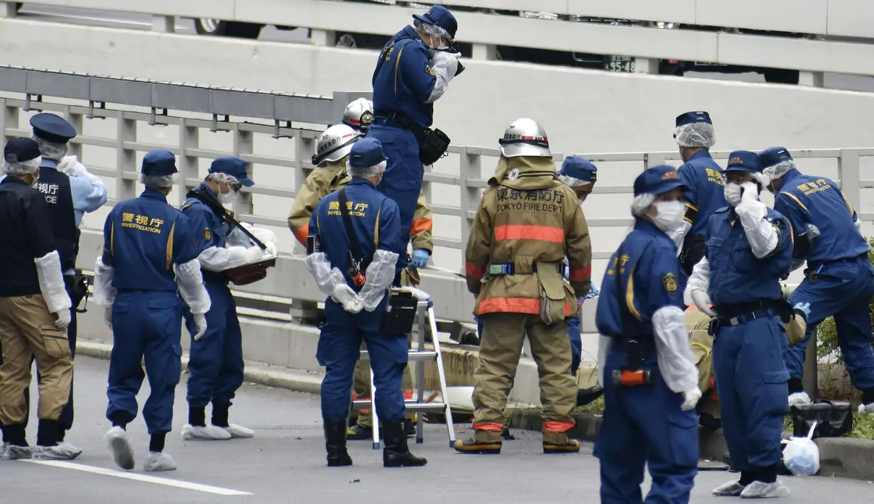 <p>Polisi dan petugas pemadam kebakaran memeriksa tempat kejadian di mana seorang pria dilaporkan membakar dirinya sendiri, di dekat Kantor Perdana Menteri di Tokyo, Rabu, 21 September 2022. Rencana pemakaman kenegaraan Abe memang menuai kontroversi di Jepang karena menggunakan anggaran negara yang fantastis, hingga 1,7 miliar yen atau sekitar Rp178 miliar. Digelar pada 27 September mendatang, sekitar 6.000 tamu undangan dari Jepang dan luar negeri diperkirakan bakal datang. (Kyodo News via AP)</p>