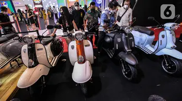 Pengunjung melihat sepeda motor listrik yang dipamerkan pada pembukaan Indonesia Motorcycle Show (IMOS) 2022 di Jakarta Convention Center (JCC), Jakarta, Rabu (2/11/2022). Pameran ini diselenggarakan oleh Asosiasi Industri Sepedamotor Indonesia (AISI). (Liputan6.com/Johan Tallo)