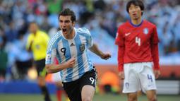 Gonzalo Higuain. Striker Timnas Argentina yang kini berusia 34 tahun dan memasuki musim kedua bersama Inter Miami di MLS mencetak hattrick untuk Argentina pada Piala Dunia 2010. Dalam laga kontra Korsel di matchday kedua Grup B (17/6/2010) tersebut Tim Tango akhirnya menang 4-1. (AFP/Pedro Ugarte)