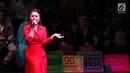 Penampilan Rossa selama acara Indonesia Young Entrepreneur Summit 2018 di Ciputra Artpreneur World, Jakarta, Minggu (28/10). Rossa membawakan lagu Tegar, Ku Menunggu, Jangan Hilangkan Dia, Ayat Ayat Cinta, Pudar dan Sakura. (Liputan6.com/Fery Pradolo)
