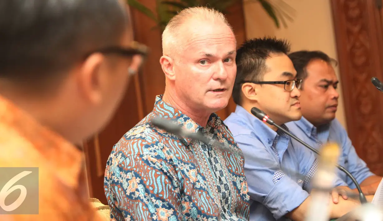 Presiden Direktur PT Sarimelati Kencana Stephen J. McCarthy (ketiga kanan) membantah isu yang menyebut Pizza Hut Indonesia dan Pizza Hut Delivery menggunakan bahan makanan kadaluwarsa, Jakarta, Minggu (4/9). (Liputan6.com/Immanuel Antonius)