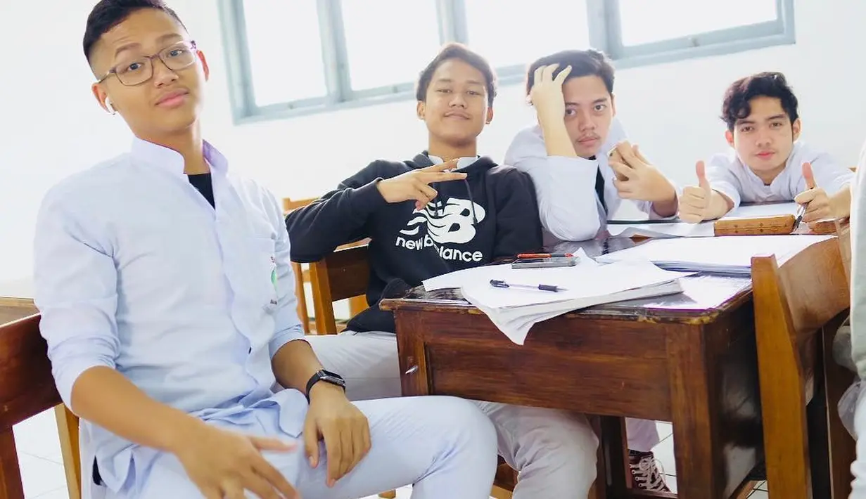 Potret Azriel Hermansyah saat duduk di  sekolah menengah atas. Azriel lulus SMA pada tahun 2018 lalu. Dalam momen kelulusan, ibu kandungnya juga terlihat hadir mendampingi acara wisuda. [Instagram/azriel_hermansyah]