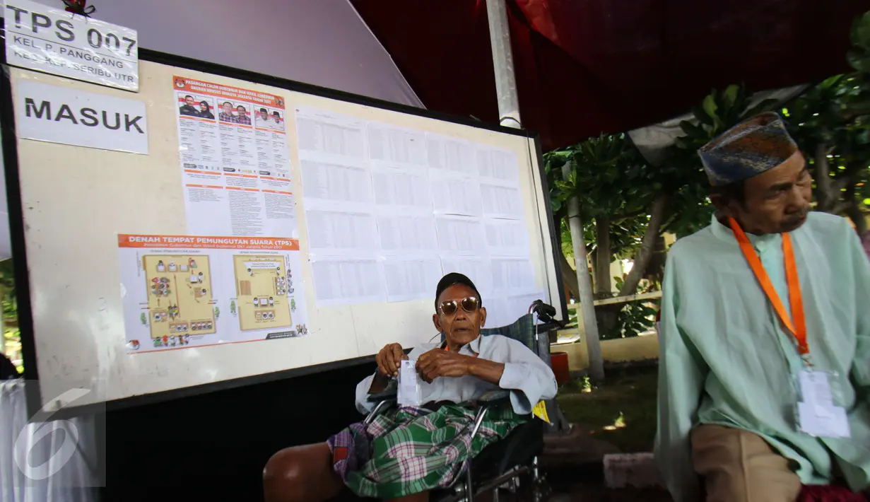 Penyandang disabilitas mengikuti simulasi Pemungutan Suara di Pulau Pramuka, Kepulauan Seribu, Jakarta, Sabtu (4/2). Simulasi dilakukan demi menjaga ke utuhan prosedur yang ditentukan KPU RI. (Liputan6.com/Helmi Afandi)
