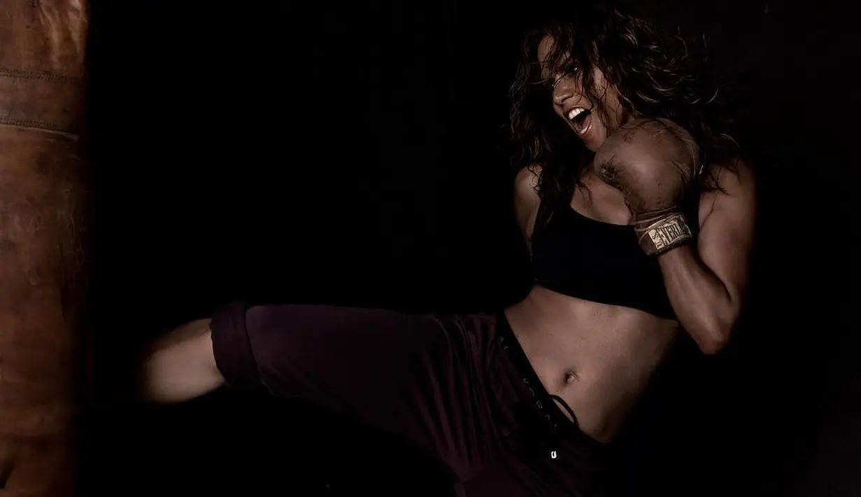 Tentu saja hal tersebut didapatkan Halle Berry dari rasa bahagia dan rajin olahraga, bukan? (instagram/hallberry)