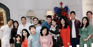 Keluarga Tanoesoedibjo hadirkan kehangatan Natal dengan gaya sederhana. [Foto: Instagram/ Tanoesoedibjo]