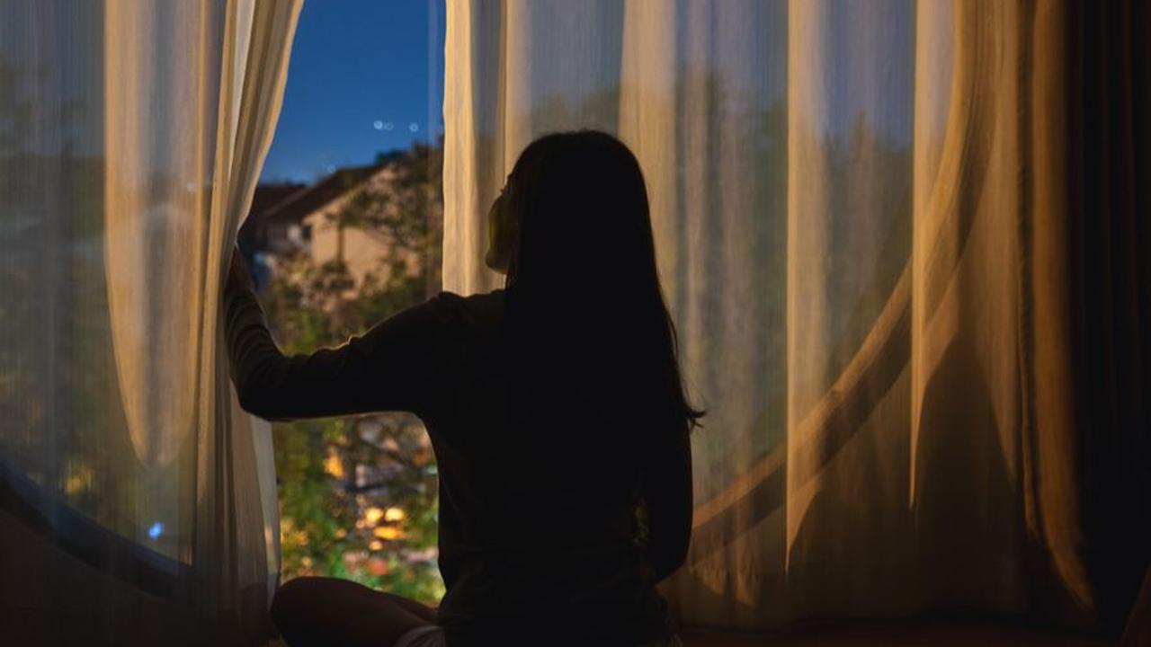 3. Buka Sedikit Jendela Saat Malam Hari agar Sinar Matahari Pagi Masuk ke Kamar<br>