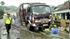 Truk muatan barang kelontong terbakar di Jalan Raya Desa Kranggan, Kecamatan Pakuncen, Banyumas, Jawa Tengah.