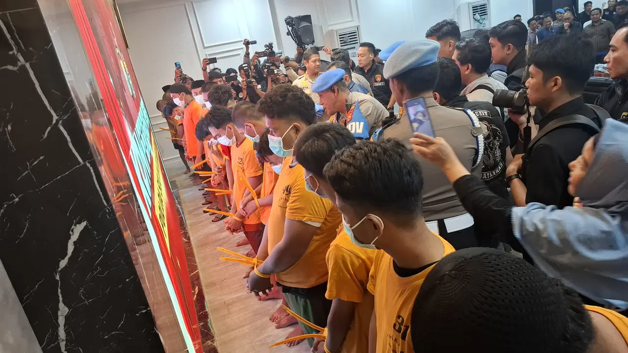 Tim gabungan dari Polda Sulsel dan Polrestabes Makassar mengungkap tersangka kerusuhan demo di Kota Makassar.