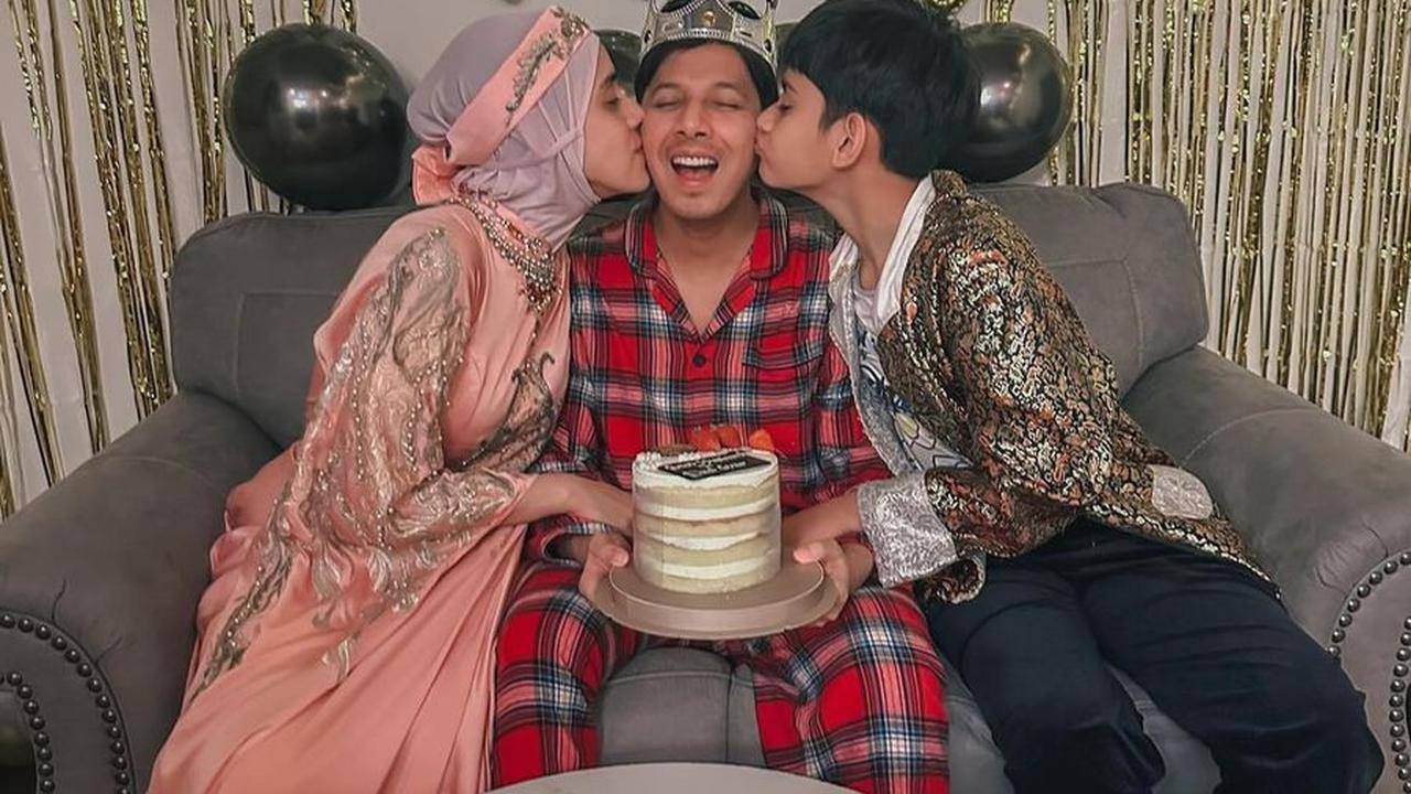 Momen kejutan ulang tahun yang dilakukan dengan sederhana ini tetap menyentuh, dengan kehangatan keluarga yang sangat terasa. Sonny pun tampak sangat bahagia.<br><br>