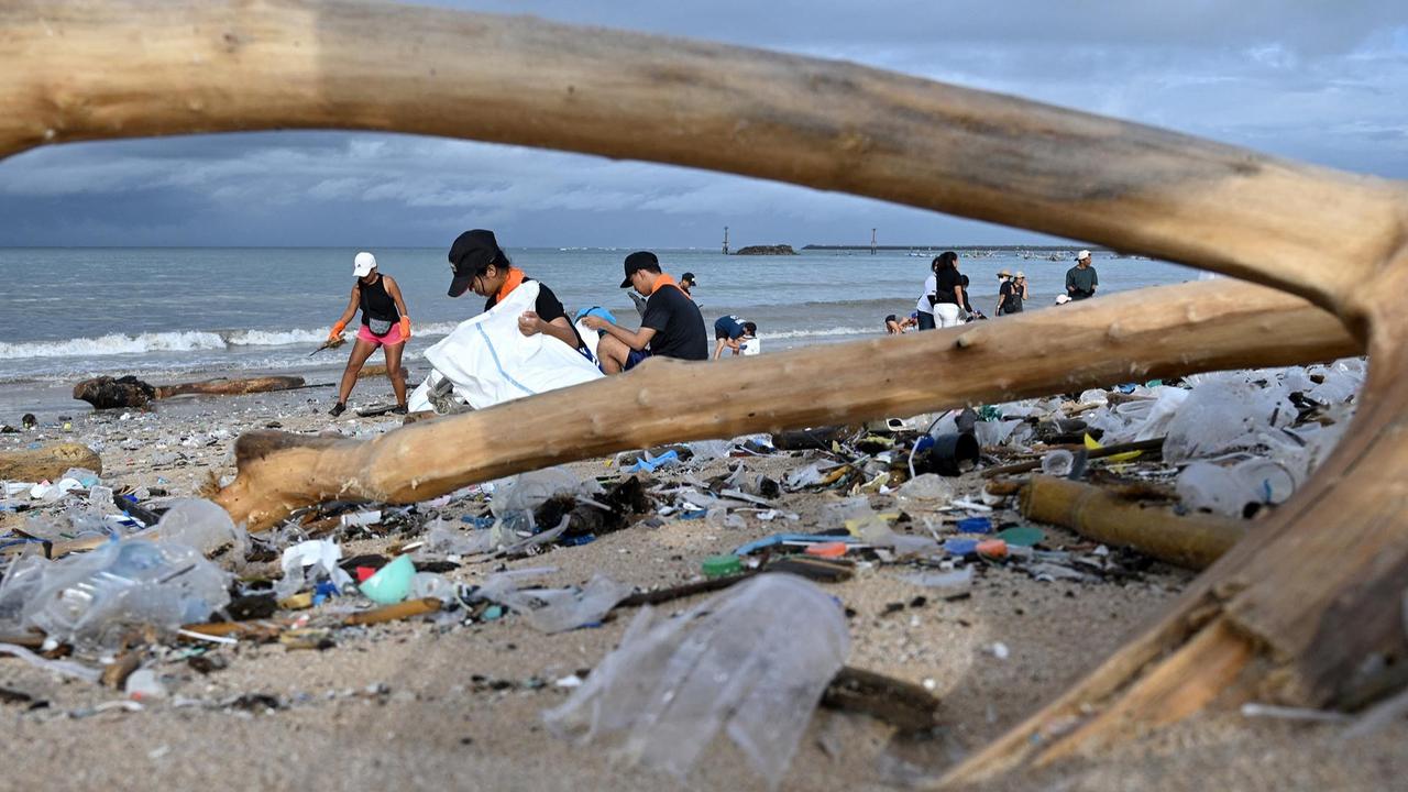 Aksi Bersama Membersihkan Sampah di Pantai Kedonganan Bali