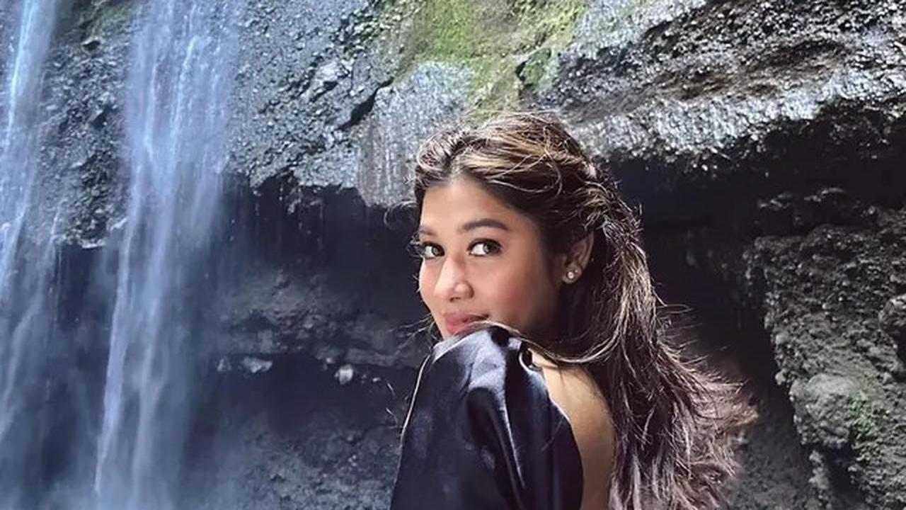 Naysila Mirdad Membagikan Banyak Fotonya Saat Berlibur ke Air Terjun, Penampilannya Sangat Menawan Dengan Dress Hitam
