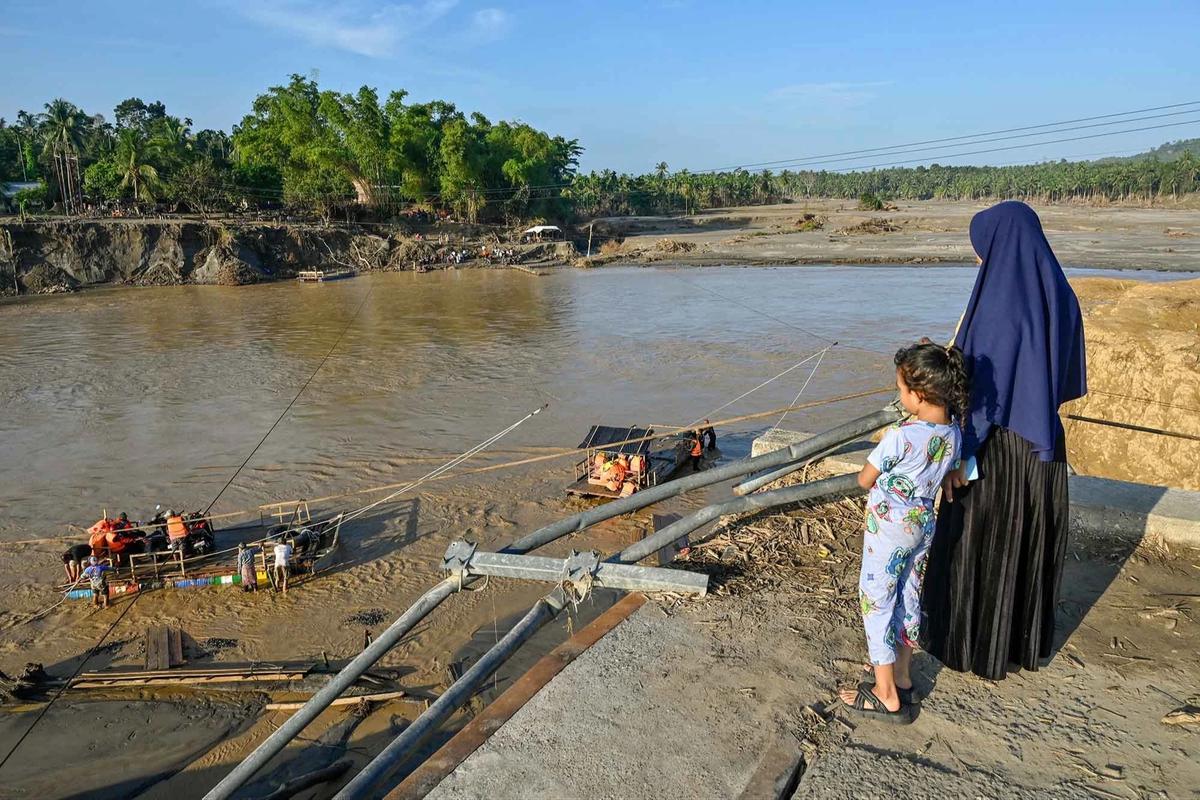 FOTO: Rakit Mandiri Jadi Akses Warga Pasca Putusnya Jembatan Ulee Jalan