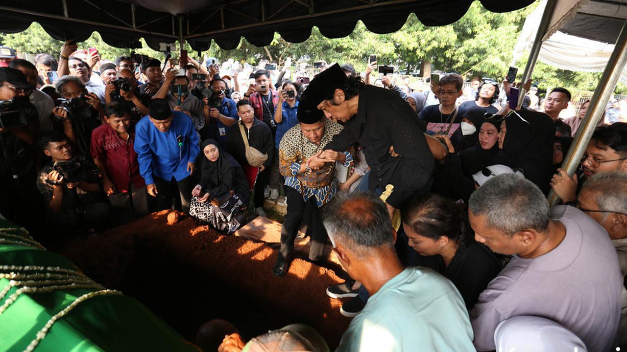 9 Potret Ikang Fawzi di Pemakaman Marissa Haque, Lantunkan Azan dalam Liang Lahad