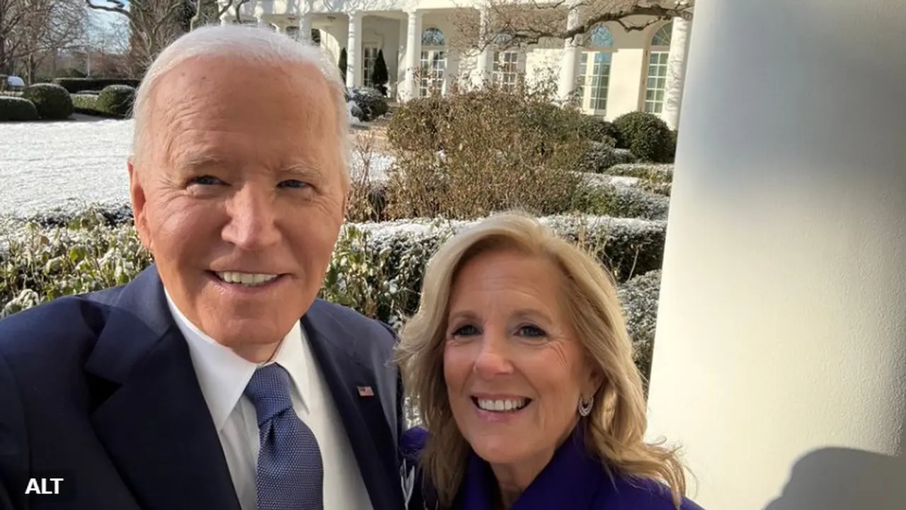 Joe Biden membagikan foto selfie terakhirnya sebagai presiden Amerika Serikat yang ia bagikan di akun X @POTUS (Dok. X/@POTUS).