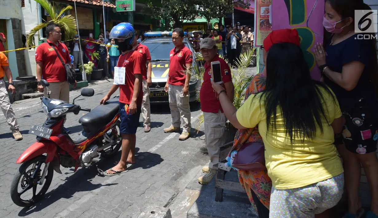 Reka adegan pembunuhan penghuni rehabilitasi sosial Argorejo Sunan Kuning Semarang, Jateng, Selasa (18/9). Menurut pelaku, pembunuhan dilakukan karena korban meminta tarif kencan Rp 200 ribu, sedangkan ia hanya membawa Rp 100 ribu. (Liputan6.com/Gholib)