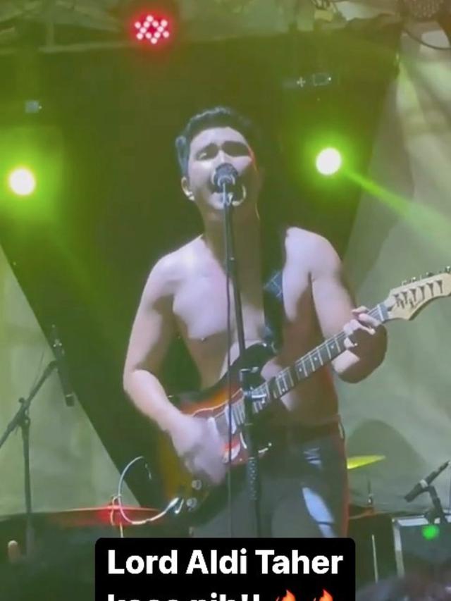Aksi Aldi Taher di atas panggung. (Foto: Dok. Instagram @indomusikgram)