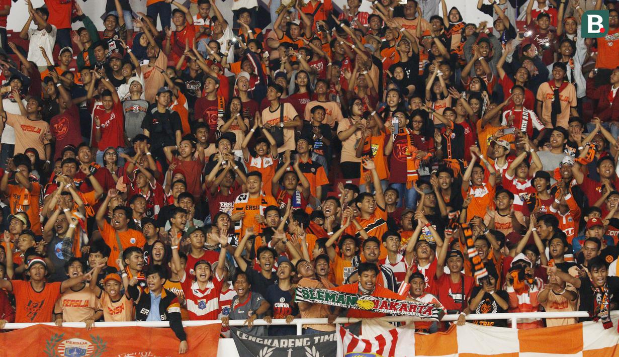 Para Jakmania merayakan kemenangan Persija Jakarta atas Bali United pada final Piala Presiden di SUGBK, Jakarta, Sabtu (17/2/2018). Persija menang 3-0 atas Bali United. (Bola.com/M Iqbal Ichsan)