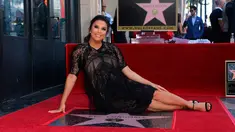 Aktris Eva Longoria berpose dekat bintang Hollywood Walk of Fame miliknya saat acara penghargaan di Los Angeles, Senin (16/4). Aktris serial TV 'Desperate Housewives' itu merupakan penerima bintang ke-2.634 di kategori Televisi (Willy Sanjuan/Invision/AP)