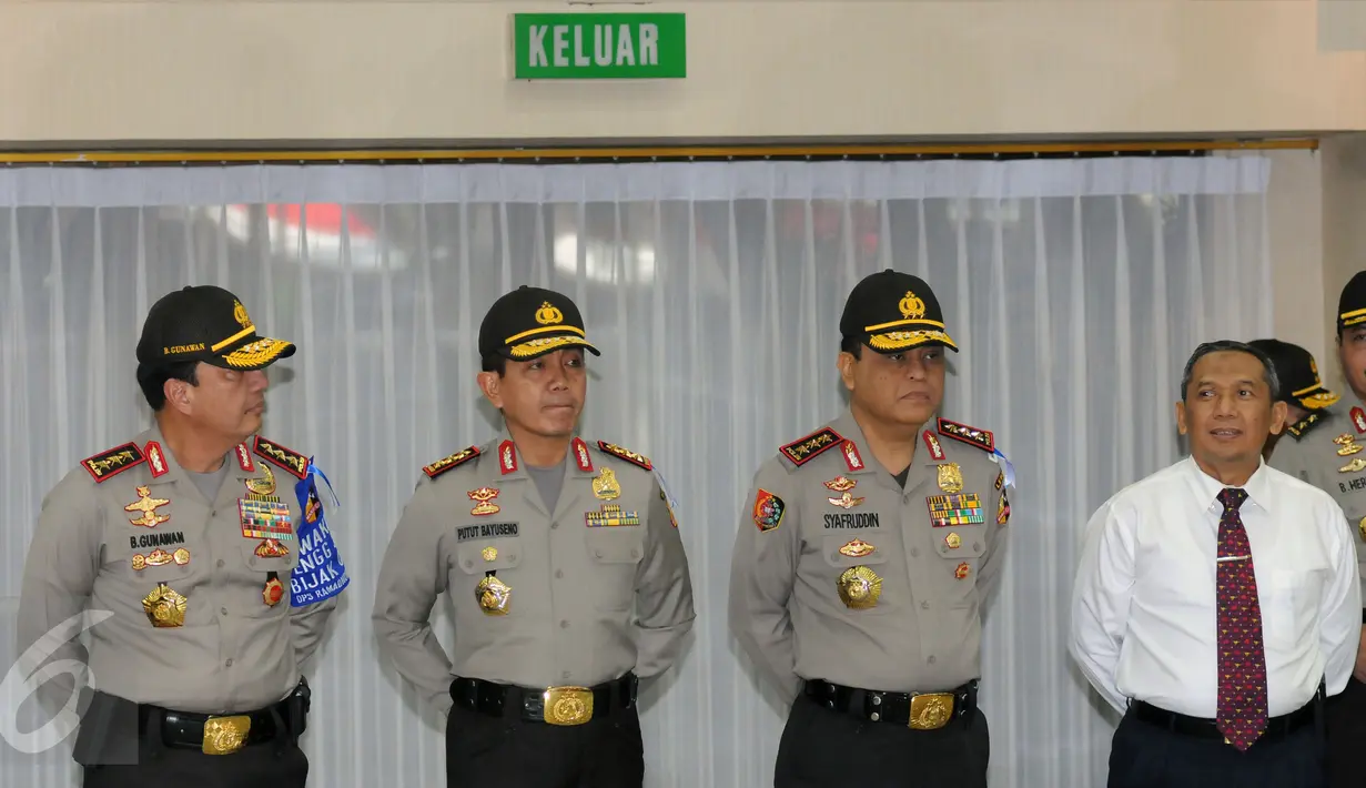 Wakapolri, Komjen Pol Budi Gunawan (kiri) bersiap mengikuti upacara laporan kenaikan pangkat 17 perwira tinggi polri, Jakarta, Kamis (30/6). Kabareskrim, Ari Dono Sukmanto resmi berpangkat Komisaris Jenderal Polisi. (Liputan6.com/Helmi Fithriansyah)