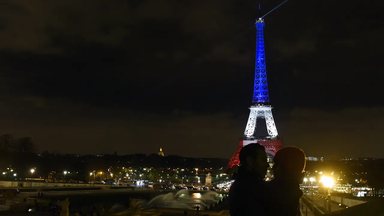 20151116-Pasca Ditutup, Menara Eiffel Disinari Warna Bendera Prancis