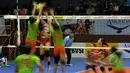 Dua Pevoli putri Jakarta Pertamina Energi mencoba menahan smesh pemain Jakarta Electric PLN di Pertamina Proliga 2015, di Hall A Senayan, Jakarta, Minggu (21/3/2015). (Liputan6.com/Johan Tallo)