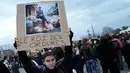 Keputusan Presiden Prancis Emmanuel Macron untuk memaksakan RUU dengan menaikkan usia pensiun dari 62 menjadi 64 tahun melalui parlemen tanpa pemungutan suara telah menimbulkan protes. (AP Photo/Lewis Joly)
