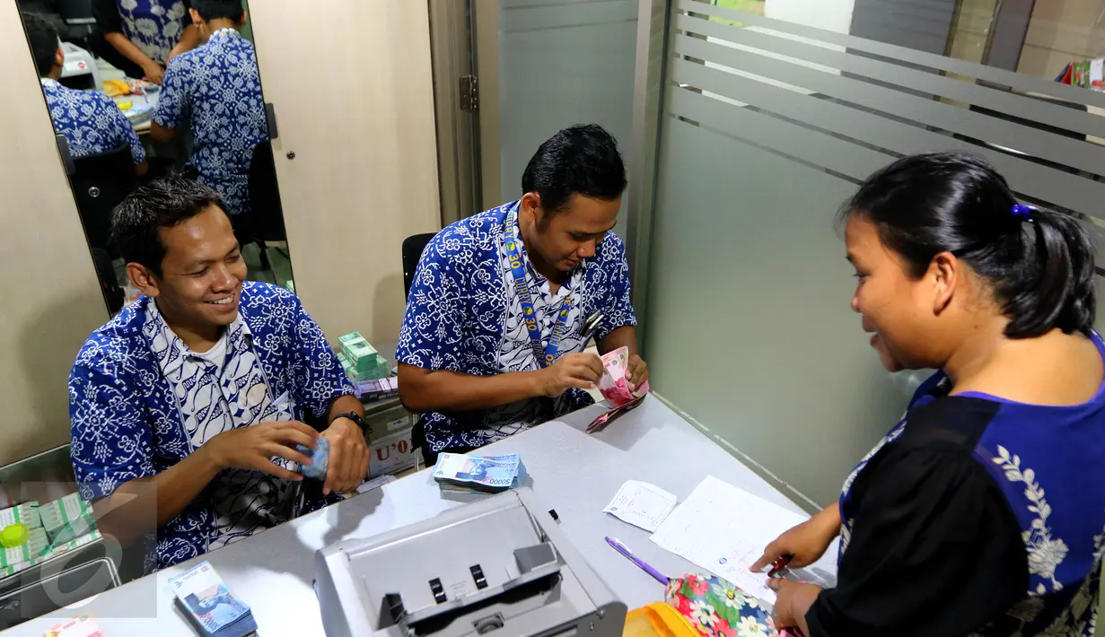 Seorang karyawan melakukan penukaran uang receh di mobil kas Bank Indonesia (BI) di Lantai 7 SCTV Tower, Jakarta, Jumat (24/6). BI membawa uang Rp 700 juta untuk ditukarkan oleh karyawan EMTEK Group. (Liputan6.com/Fery Pradolo)
