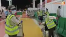 Dengan berseragam pandu, topi, dan rompi, belasan anak yang berusia belasan tahun berbaris rapi di luar tenda pemeriksaan terakhir petugas imigrasi (Liputan6.com/ Anry Syaiful)