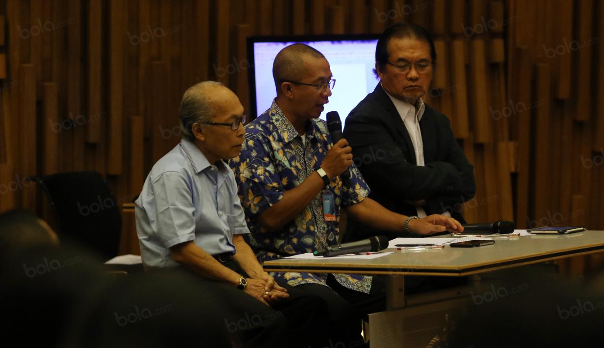 Para Panelis tengah mengajukan pertanyaan ke calon ketum PSSI pada acara debat di  SCTV Tower, Jakarta, Selasa (04/10/2016). (Bola.com/Nicklas Hanoatubun)