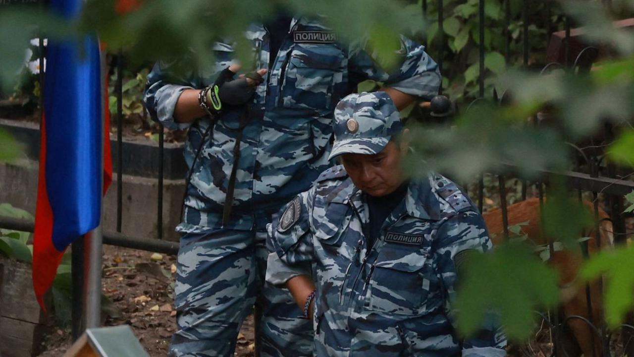 Garda Nasional Rusia turut menjaga area Pemakaman Porokhovskoe di St Petersburg, Rusia tempat jenazah Yevgeny Prigozhin dikebumikan.